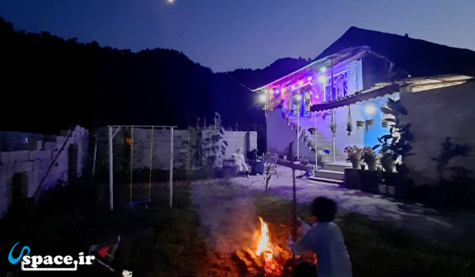 نمای بیرونی خانه بومی خانه تارال نوید در شب - چوبر